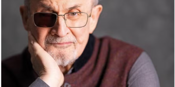 Salman Rushdie. autor de ‘Versos Satânicos’. lança ‘Faca’, em que revive atentado que sofreu em 2022