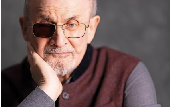 Salman Rushdie. autor de ‘Versos Satânicos’. lança ‘Faca’, em que revive atentado que sofreu em 2022