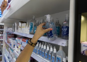 Anvisa reafirma resolução que proibe venda de álcool líquido 70%¨em supermercados