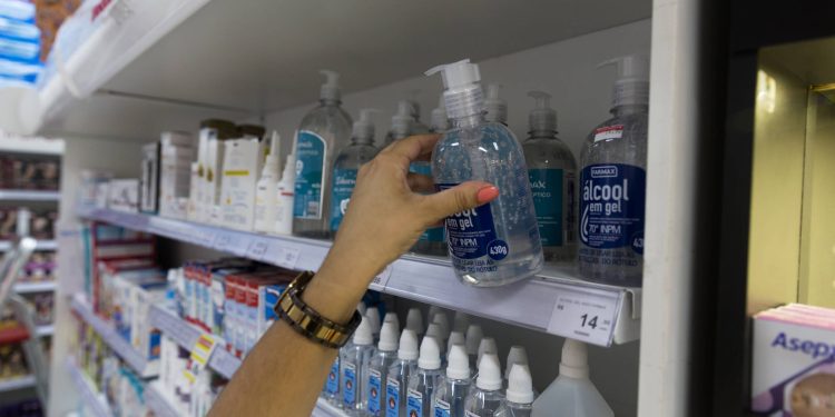 Anvisa reafirma resolução que proibe venda de álcool líquido 70%¨em supermercados