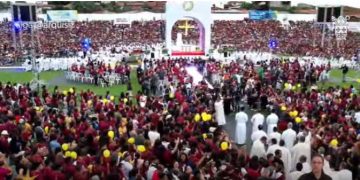Público lota estádio Nhozinho Santos na Missa de Corpus Christi em São Luís