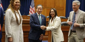 Brasileiros encontram deputado que investigou Trump e discutem frente global pela democracia