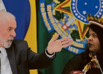 Lula pede à ministra Sonia Guajajara atenção prioritária aos indígenas do Brasil