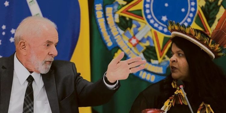 Lula pede à ministra Sonia Guajajara atenção prioritária aos indígenas do Brasil