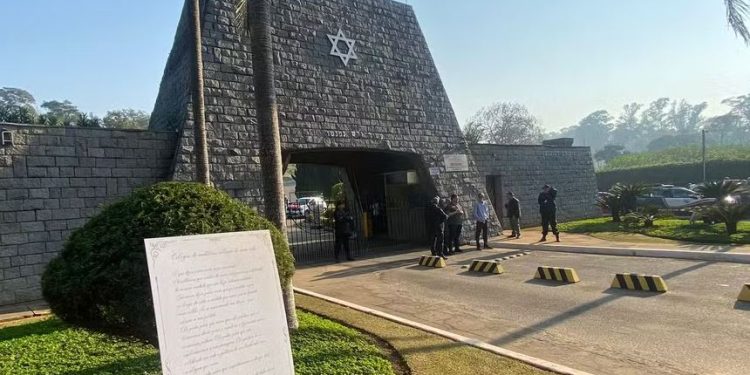 Cerimônia de enterro de Silvio Santos acontece em Cemitério Israelita na capital paulista