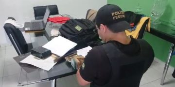 PF prende suspeito de fazer transação com moeda falsa recebidas por meio de encomenda nos Correios