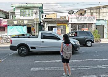 Pedestre tem preferência no trânsito, mesmo sem faixa, reforça Código de Trânsito Brasileiro