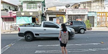 Pedestre tem preferência no trânsito, mesmo sem faixa, reforça Código de Trânsito Brasileiro
