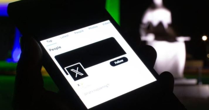 Ministro Flávio Dino segue voto de Alexandre de Moraes pela suspensão do X no Brasil