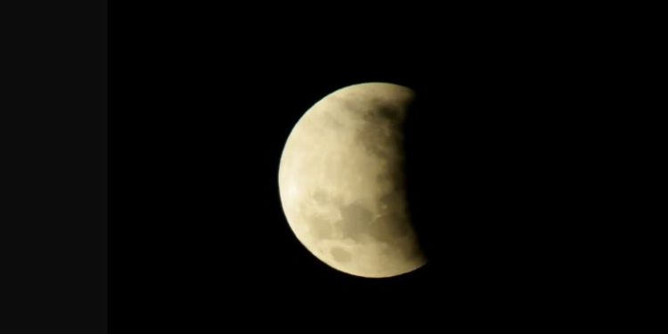 Superlua e eclipse lunar parcial acontecem juntos nesta terça-feira, 17, após Superlua azul em agosto
