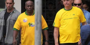 Bolsonaro tenta jogar trama golpista para Heleno e Braga Netto, e militares reagem