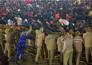 Dezenas de pessoas morrem esmagadas no festival Kumbh Mela na Índia que reúne mais de 400 milhões