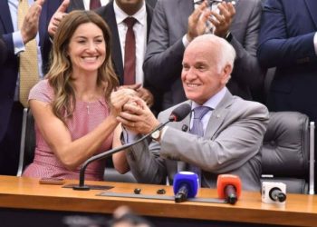 Bancada evangélica elege parlamentar ligado a Silas Malafaia no Congresso Nacional