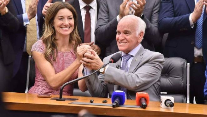 Bancada evangélica elege parlamentar ligado a Silas Malafaia no Congresso Nacional