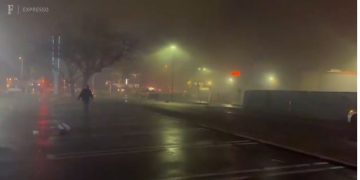 Avião com seis pessoas cai sobre casas, explode e causa incêndio nos Estados Unidos