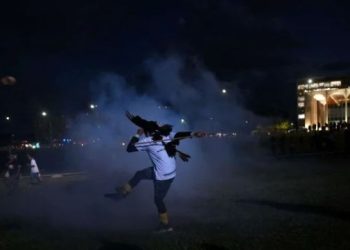 Tumulto e bombas de efeito moral contra manifestação de indígenas na Esplanada em Brasília