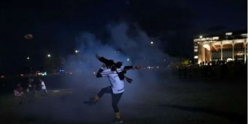 Tumulto e bombas de efeito moral contra manifestação de indígenas na Esplanada em Brasília