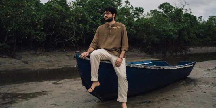 Após cinco anos, Marcos Lamy volta à cena musical com “Braço de Mar”, seu novo single
