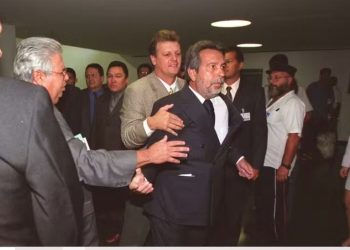 Deputado que propôs cassar Glauber Braga por agressão já agrediu escritor na Câmara