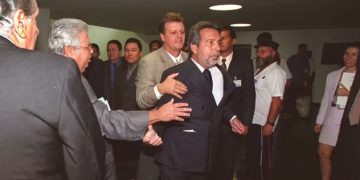 Deputado que propôs cassar Glauber Braga por agressão já agrediu escritor na Câmara