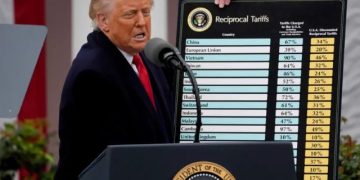 Presidente Donald Trump  anuncia taxa de 10% sobre produtos brasileiros a partir de sábado, 5