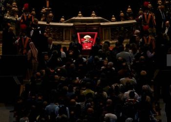 Após missa fúnebre com apelos de paz, papa Francisco é sepultado no Vaticano