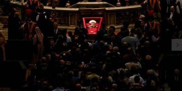 Após missa fúnebre com apelos de paz, papa Francisco é sepultado no Vaticano