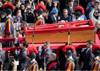 Milhares de pessoas de todo o mundo esperam horas para visitar o caixão do Papa Francisco