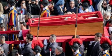 Milhares de pessoas de todo o mundo esperam horas para visitar o caixão do Papa Francisco