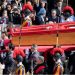Milhares de pessoas de todo o mundo esperam horas para visitar o caixão do Papa Francisco
