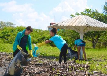 Projeto Reentrâncias faz coleta de lixo oceânico Ilha de São Pedro, em Carutapera