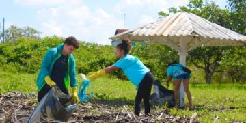 Projeto Reentrâncias faz coleta de lixo oceânico Ilha de São Pedro, em Carutapera