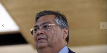 Ministro Flávio Dino mira emendas impositivas e reabre crise entre STF e Congresso