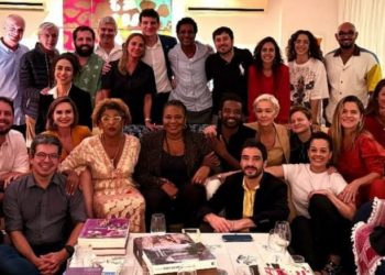 Margareth Menezes se reúne com artistas na casa de Caetano Veloso para discutir avanços na cultura