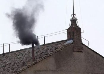 Fumaça preta sinaliza que o primeiro dia do conclave do Vaticano não conseguiu eleger um novo papa