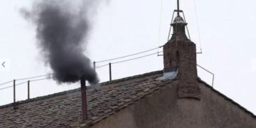 Fumaça preta sinaliza que o primeiro dia do conclave do Vaticano não conseguiu eleger um novo papa