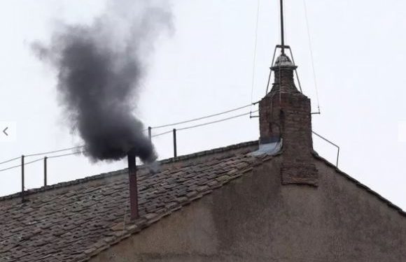 Fumaça preta sinaliza que o primeiro dia do conclave do Vaticano não conseguiu eleger um novo papa