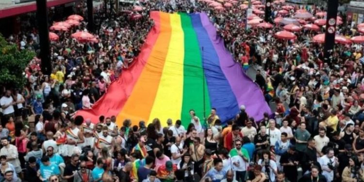 Na parada de São Paulo, comunidade LGBT+ reinvidica envelhecimento digno e respeito à memória