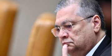 Flávio Dino vota por resonsabilizar big tehs por não retirarem publicações criminosas de usuários