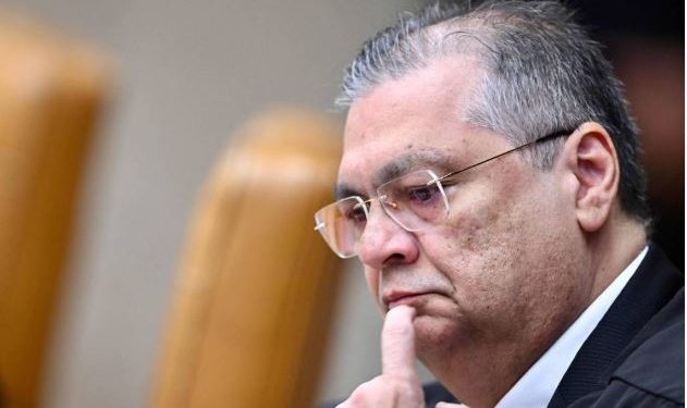 Flávio Dino vota por resonsabilizar big tehs por não retirarem publicações criminosas de usuários