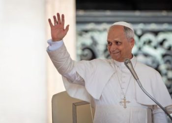 Papa se compromete a erradicar abusos sexuais na Igreja e elogia papel da imprensa na democracia