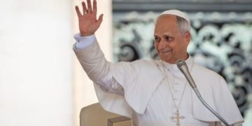 Papa se compromete a erradicar abusos sexuais na Igreja e elogia papel da imprensa na democracia