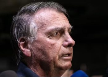 Ministro Alexandre de Moraes decreta prisão domiciliar de Bolsonaro