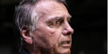 Ministro Alexandre de Moraes decreta prisão domiciliar de Bolsonaro