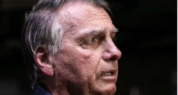 Ministro Alexandre de Moraes decreta prisão domiciliar de Bolsonaro