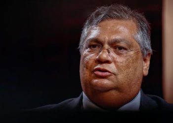 Flávio Dino se manifesta após ser atacado por mulher durante voo