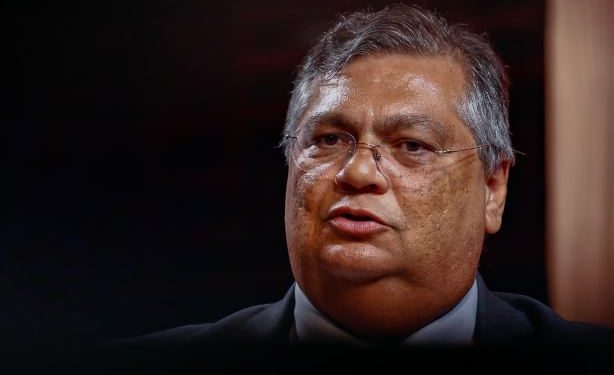 Flávio Dino se manifesta após ser atacado por mulher durante voo