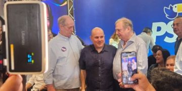 Ciro Gomes se filia ao PSDB, mas não fala em candidatura à presidente em 2026