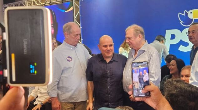 Ciro Gomes se filia ao PSDB, mas não fala em candidatura à presidente em 2026