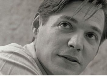 Ruy Castro ganha Prêmio Jabuti 2025 com livro de crônicas  sobre Tom Jobim